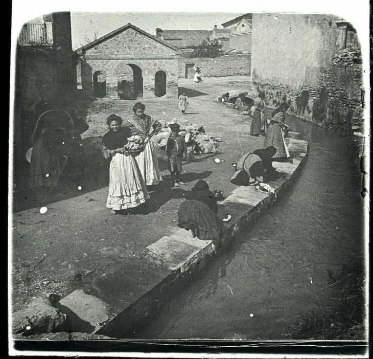 Mujeres lavando junto a la Real Acequia de Moncada